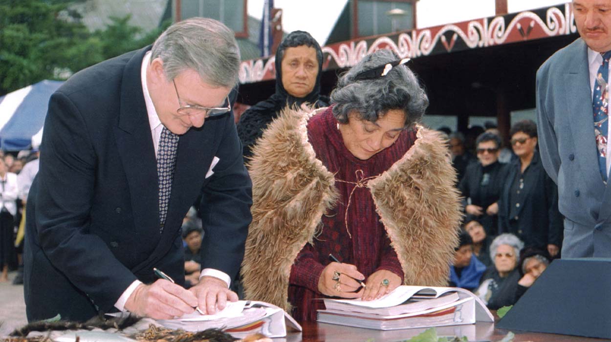 Rt Hon Jim Bolger and Te Arikinui Dame Te Atairangikaahu signing the settlement.